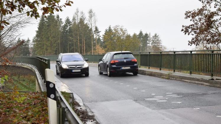 Die Autobahnbrücke in der Ulzburger Landstraße: Seit Jahrzehnten ist sie den Bedürfnissen des heutigen Verkehrs nicht mehr angemessen: Zu schmal für die meisten Autos und ohne Platz für Radfahrer und Fußgänger. Ist es überhaupt eine Option, die Brücke nicht zu ersetzen?