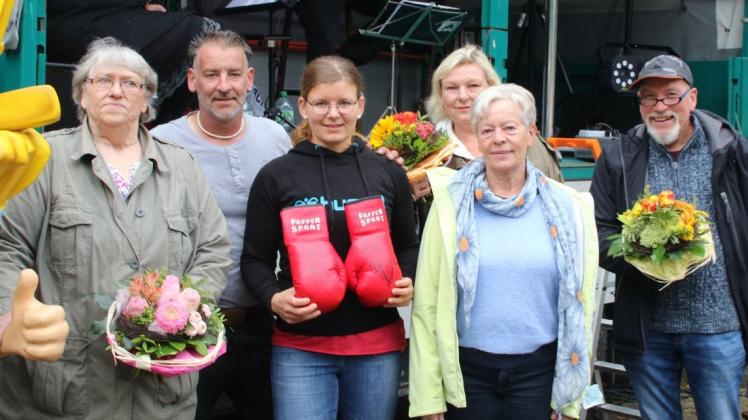 Boxhandschuhe bei Kiosk-Fest in Brokdorf versteigert
