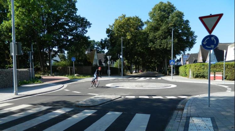 Im kleinen neuen Kreisverkehr im Wulfsdorfer Weg teilen sich Rad- und Autofahrer die Fahrbahn. Wer als Radler den Fußweg um den Kreisel herum nutzen möchte, muss schieben.