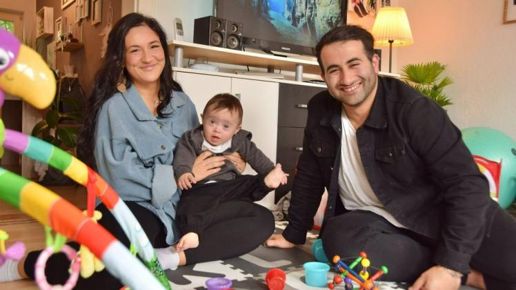 Nicole und Yakub Secilmis mit ihrem Sohn Nuh-Djamil in der Spielecke im Wohnzimmer ihrer Rendsburger Wohnung: Der zehn Monate alte Junge ist für die beiden ein „Goldschatz“.