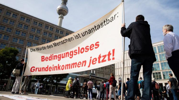 In Berlin demonstrierten vor einem Jahr Menschen für ein Bedingungsloses Grundeinkommen. Der Rostocker Ronny Rechlin möchte das jetzt per Petition erreichen.