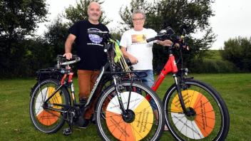 Annemarie Hunecke und Reinhard Göddemeyer werben auch mit dem Fahrrad für das Projekt.