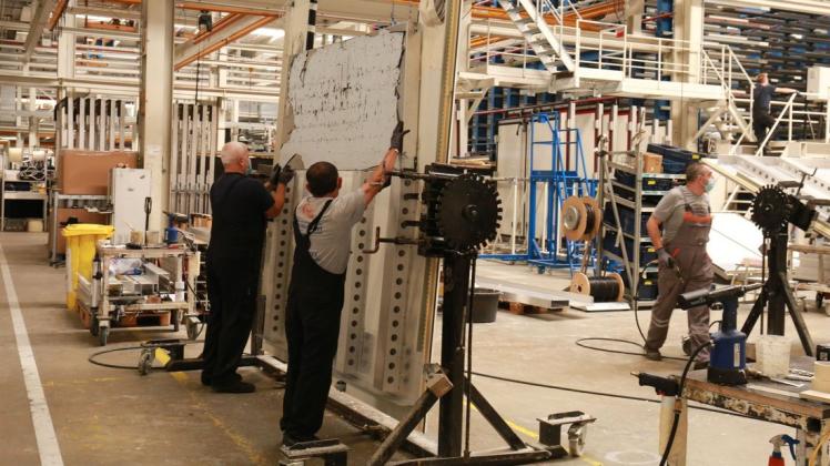 Fertigung von Kühltrailern bei Brüggen in Lübtheen. Die Produktion in dem Werk soll in den kommenden Jahren deutlich ausgebaut werden.