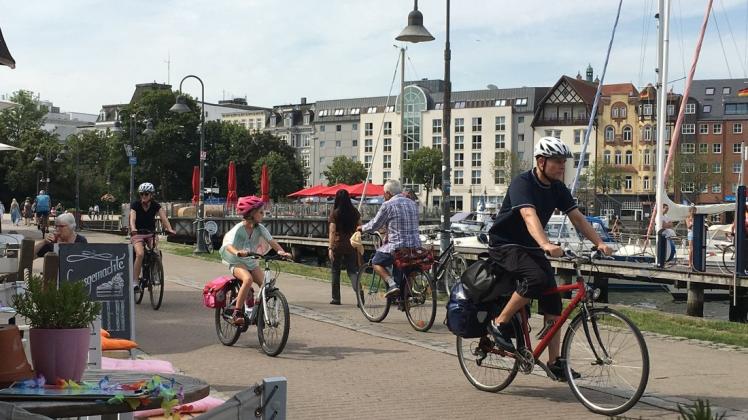 Bei der Hafenpromenade handelt es sich um eine Fußgängerzone, die Radfahrer nur im Schritttempo befahren dürfen.
