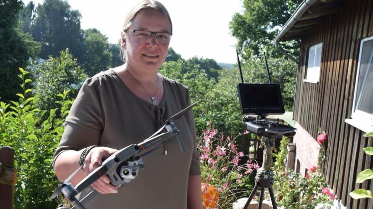 Diese Drohne ist ganz neu, sehr teuer und ziemlich effektiv: Jägerin Meike Dose mit der neuesten Errungenschaft des Vereins Team Rehkitzrettung, die in der Saison 2022 zum Einsatz kommen soll.