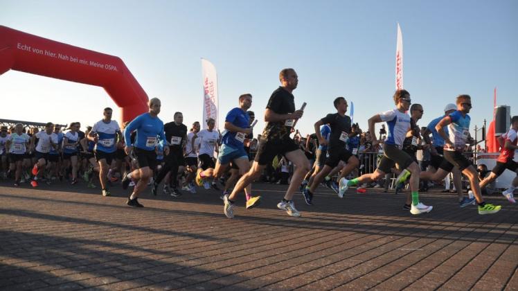 Die ersten der 2200 Läufer starten auf der Haedgehalbinsel.