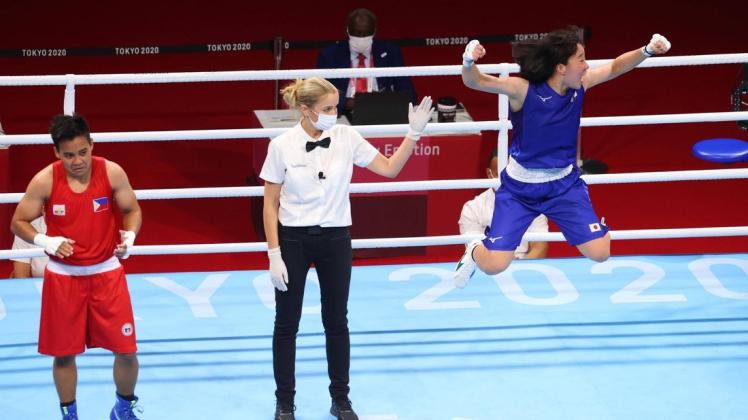 Die Krönung, das Nonplusultra: Susann Köpke erklärt die Japanerin Sena Irie zur Olympiasiegerin.