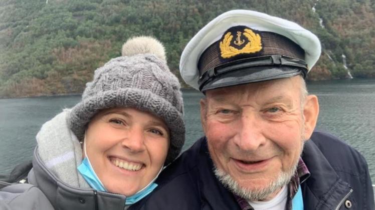 Ein Foto zur Erinnerung während der Einfahrt in den Geiranger Fjord: Pflegedienstleiterin Annemarie Weißer und Heinz Sturm aus Grabow.