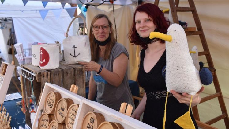 Bis Sonnabend bieten Annette Bielke (l.) und Mireille Muhlack vom Rostocker Geschäft Rosenrot ihre ausgefallenen Produkte auf dem Uniplatz beim Kunsthandwerkermarkt an.