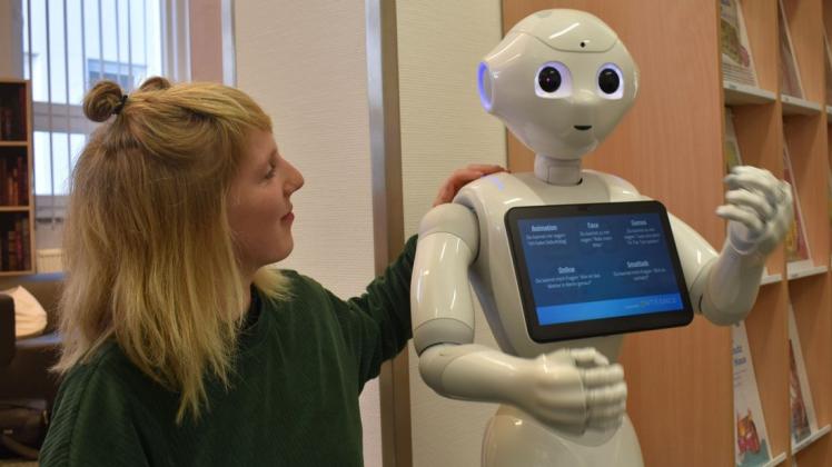 Pepper ist ein freundliches Kerlchen. Katharina Elsner kann sich mit dem humanoiden Roboter mit den großen Kulleraugen sogar unterhalten.
