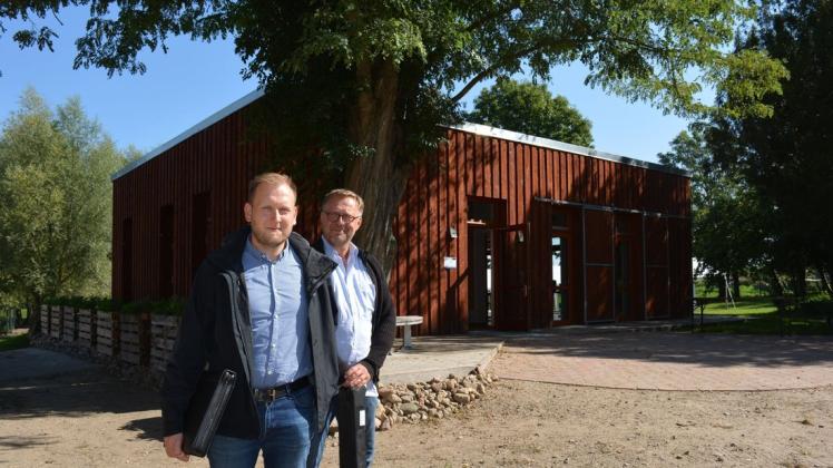 Stefan Cruße (l.) und Heiko Kastl von den Güstrower Werkstätten hoffen auf regen Publikumsverkehr auf dem Elisabethhof in Werle. Dazu soll auch das neue Besucherzentrum beitragen.