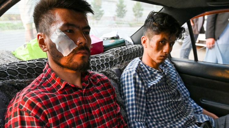 Geschlagen und auf der Polizeiwache von Taliban gedemütigt: Zwei Journalisten, die über die Proteste in Kabul gegen die neuen Herrscher berichtet hatten, nach ihrer Freilassung.
