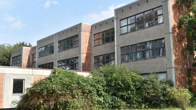 Die alten Gebäude in der Möllner Straße 10-12 in Rostock-Lichtenhagen sollen für den Neubau der Zoll-Hochschule weichen. Hier entsteht ein moderner Campus für 600 Studenten.
