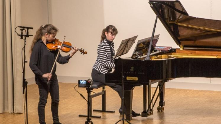 Die Bundespreisträgerinnen von "Jugend musiziert", Clara Mia Windelberg an der Violine (l.) und Emely Schmidt am Klavier, eröffneten den Konzertabend im Wichernsaal zum Schweriner  Festival "Verfemte Musik". Beide Musikerinnen kommen aus der Region.