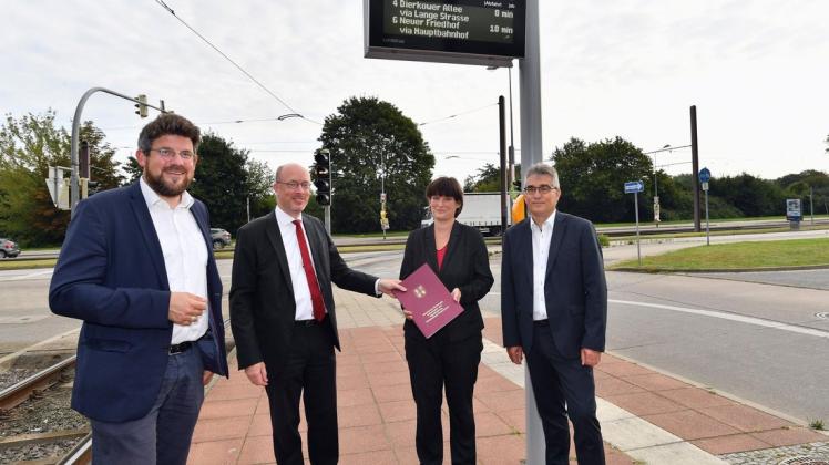 An der Haltestelle Campus Südstadt steht schon eine digitale Anzeigetafel, ein weiterer Ausbau ist nun mit den Fördergeldern möglich.
Infrastrukturminister Christian Pegel (SPD) überreicht den RSAG-Vorständen Yvette Hartmann und Jan Bleis (rechts) im Beisein des SPD-Landtagsabgeordneten Julian Barlen (ganz links) den willkommenen Förderbescheid An der Haltestelle Campus Südstadt steht schon eine digitale Anzeigetafel, ein weiterer Ausbau ist nun mit den Fördergeldern möglich.
Infrastrukturminister Christian Pegel (SPD) überreicht den RSAG-Vorständen Yvette Hartmann und Jan Bleis (rechts) im Beisein des SPD-Landtagsabgeordneten Julian Barlen (ganz links) den willkommenen Förderbescheid