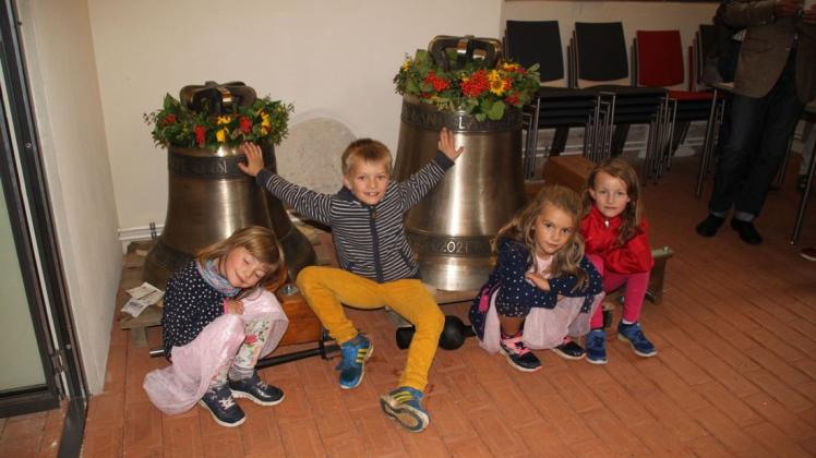 Die jüngsten Gottesdienstbesucher Jael, Josua, Hannah und Elise posieren vor den neuen Glocken