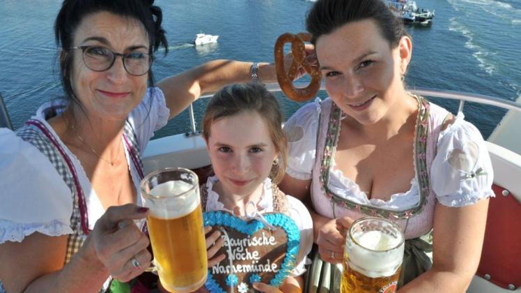Eine Familie, drei Generationen – die Schaustellerfamilie Geisler lädt auf der Mittelmole zu den Bayrischen Wochen: Katrin Geisler (49), Tiana (7) und Franziska Geisler (28).