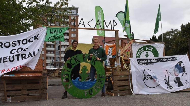 Sie sind wieder da: Die Aktivisten Björn Lindqvist (l.) und Arne Estelmann wachten am Montagmittag über das Klimacamp am Neuen Markt.