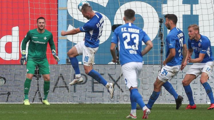 John Verhoek ist perfekt eingelaufen, steigt hoch und trifft per Kopf zum 1:0 gegen den SV Darmstadt.