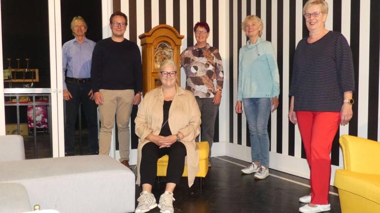 Der Vorstand des Theaterfördervereins mit Vorsitzendem Sebastian Langer (2. v. l.) in den Kulissen von „Der Familienrat“. Das Stück feiert seine Premiere am Sonnabend, einen Tag nach dem Sommerfest.