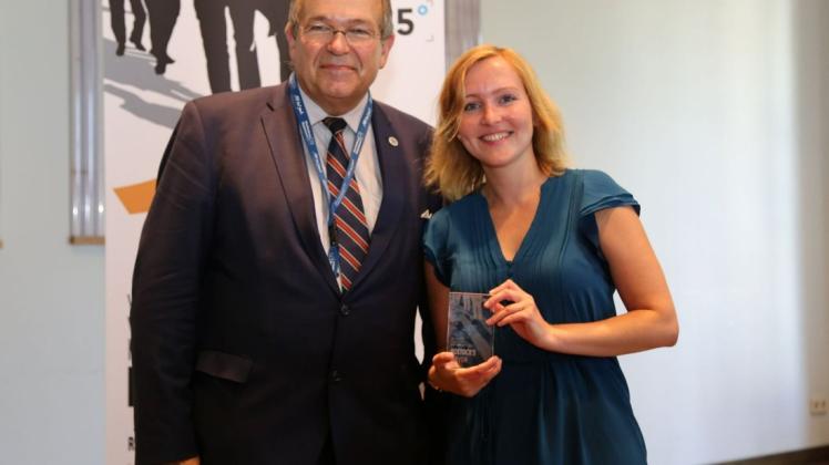 2018 gewann Isabell Haberkorn den Wettbewerb. Hier mit Prof. Wolfgang Schareck.