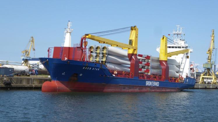 Windkraftanlagen gehören zu ihren Aufgaben: Hier der Frachter „Breb Star“, der kürzlich Rotorblätter aus der Türkei zuführte.