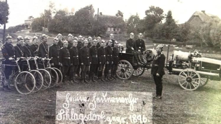Im Archiv der Feuerwehr ist auch dieses Bild zu finden. Es entstand 1925, als eine Motorspritze eingeweiht wurde.