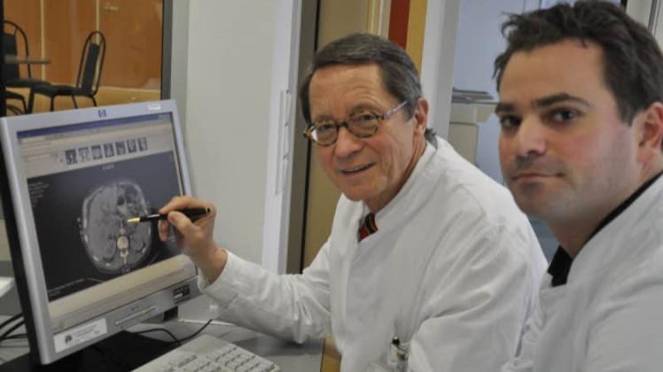 Bei der OP-Planung: Prof. Dr. Ernst Klar und Stationsarzt Frank Schwandner vor dem Röntgenbild einer von Krebs befallenen Bauchspeicheldrüse in der Schwesternkanzel.