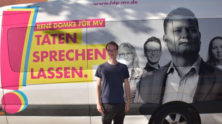 Zwischen Lehramtsstudium und Landtagswahlkampf bewegt sich Noah Böhringer von der FDP - aktuell mit einem Transporter mit Werbung seiner Partei.
