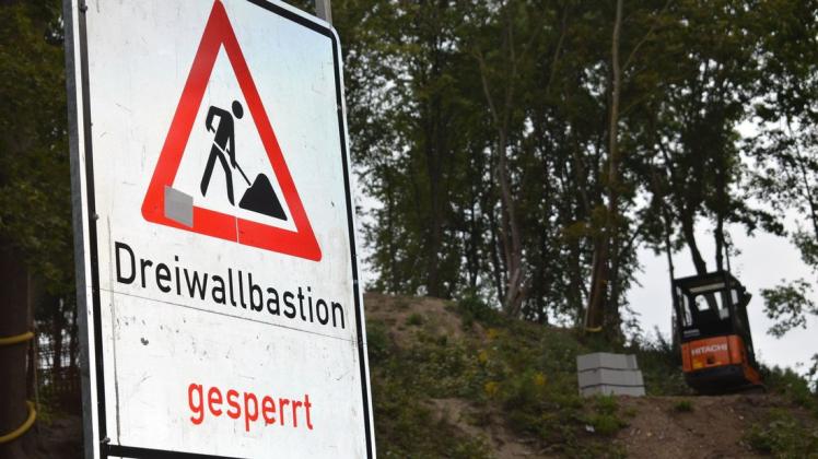 Seit Mitte April laufen die Bauarbeiten an der Dreiwallbastion im Rostocker Stadtzentrum. Für Spaziergänger und Radfahrer kommt es zu Einschränkungen in diesem Bereich der Wallanlagen. Seit Mitte April laufen die Bauarbeiten an der Dreiwallbastion im Rostocker Stadtzentrum. Für Spaziergänger und Radfahrer kommt es zu Einschränkungen in diesem Bereich der Wallanlagen.