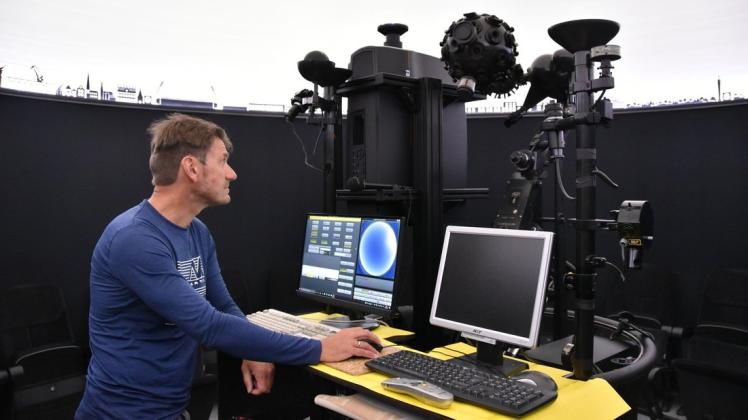 Der neue digitale Projektor wurde im Planetarium direkt neben dem alten Analogprojektor installiert. Christian Fajkus, Lehrer für Astronomie in der Sternwarte, ist begeistert von beiden Varianten.