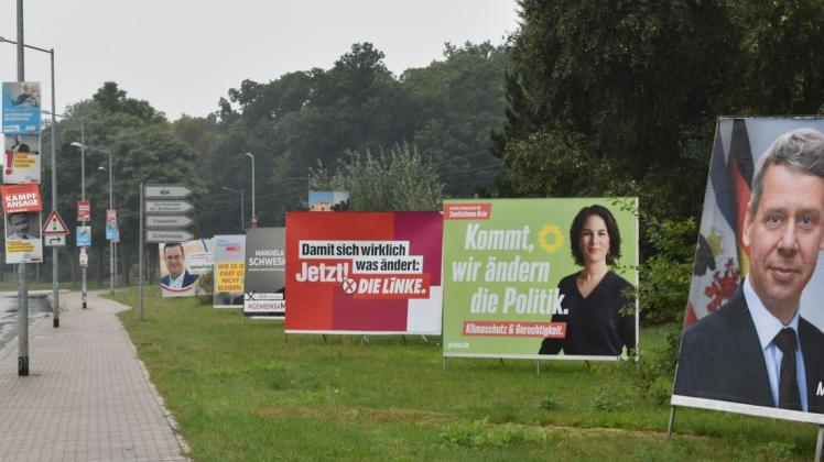 Mit riesigen Aufstellern am Straßenrand werben die Parteien in Schwerin um Stimmen bei der Landtags- und Bundestagswahl am 26. September.