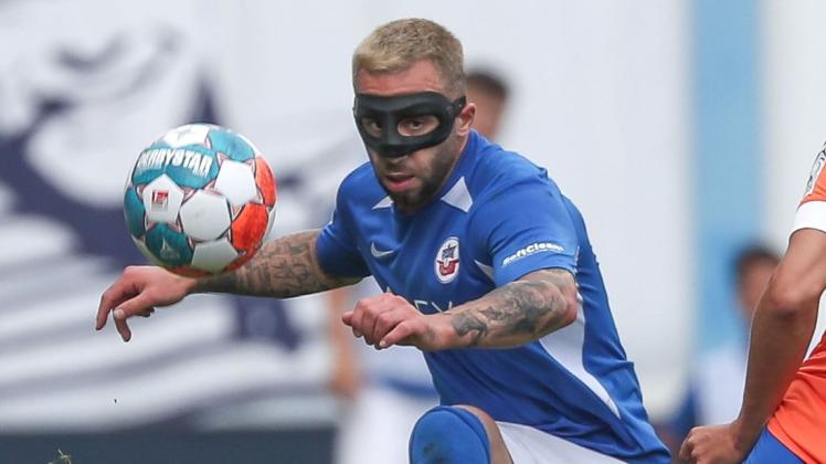 Der Mann mit der Maske: Hansa-Verteidiger Calogero Rizzuto muss nach seinem Nasenbeinbruch aus dem Spiel gegen Dynamo Dresden aktuell eine Schutzmaske tragen.