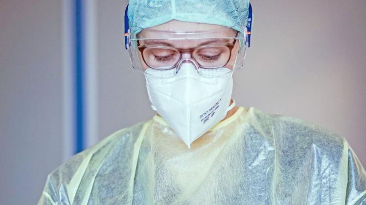 Eine Mitarbeiterin des Klinikums Nordfriesland bei einer Covid-19-Test-Abnahme