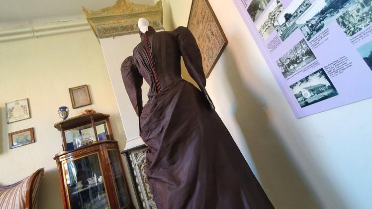 Modisch aus einer anderen Zeit, ist dieses Kleid aktuell der ganze Stolz von Boizenburgs Museumsleiterin Inga Ragnit.