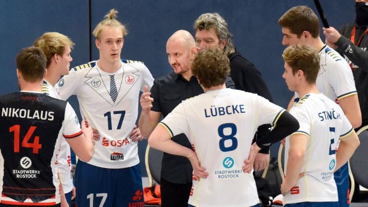 Jozef Janosik (hier im Kreis seiner Jungs) geht in seine vierte Saison als Chefcoach der Volleyballer des SV Warnemünde.