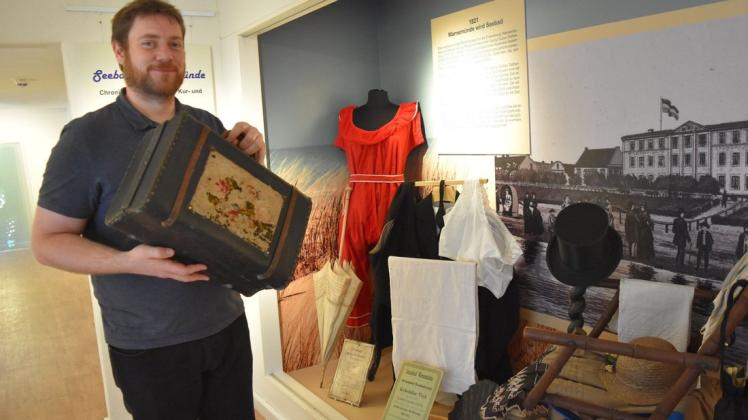 Museumsleiter Christoph Wegner hat maßgeblich die neue Ausstellung „200 Jahre Seebad Warnemünde“ mit gestaltet. Der Koffer symbolisiert Warnemünde auch als Badeort.