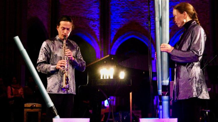 Die Musiker Gert Anklam und Beate Gatscha spielen im Konzert auch auf der von ihnen selbst entwickelten Wasserstichorgel.