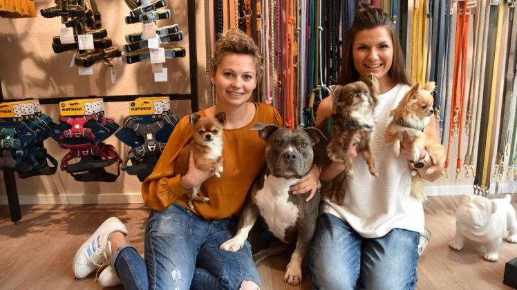 Jule Tschammer (l.,29) und Jasmina Naskovski-Bußmann (29) posieren mit ihren Hunden Pumpkin (v.l.), Chili, Prince und Sir Douglas. Jule Tschammer (l.,29) und Jasmina Naskovski-Bußmann (29) posieren mit ihren Hunden Pumpkin (v.l.), Chili, Prince und Sir Douglas.