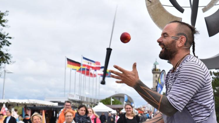 Er jongliert mit zwei scharfen Schwertern und will nebenbei einen Apfel essen: Straßenkünstler Arne Lifson vom Chaos-Varieté ist auch Mitorganisator des Kleinkunstfestes.