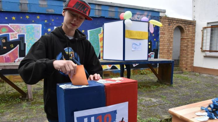Wo er sein Kreuz setzt, weiß Bodo Belock schon. Der 13-Jährige macht das erste Mal bei der bundesweiten U18-Wahl am Freitag in Schwerin mit.
