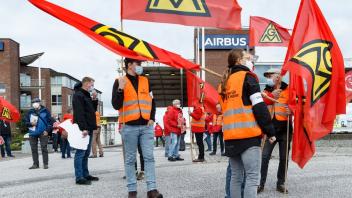 Kundgebung vor dem Haupteingang von Airbus in Hamburg-Finkenwerder. Die Gewerkschaft IG-Metall fordert einen Sozialtarifvertrag, in dem die Bedingungen für die von der Umstrukturierung betroffenen Beschäftigten geregelt werden.