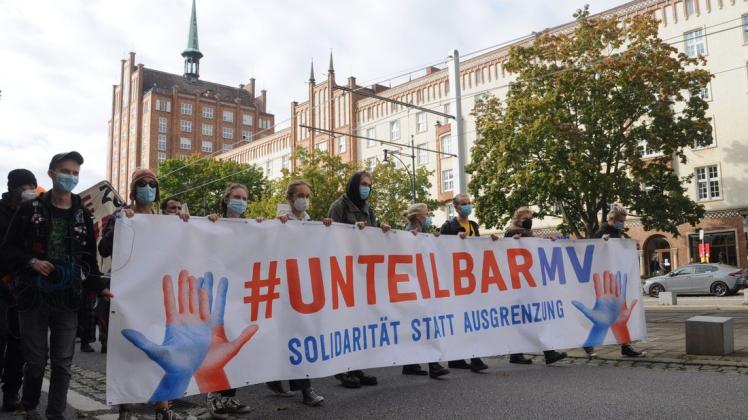 Die überwiegend jungen Menschen wollten am Sonnabend bei der Unteilbar-Demo in Rostock ein Zeichen gegen Ausgrenzung setzen.