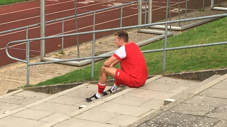 Für Graal-Müritz' Spielertrainer Tim Hermann war das Spiel in Laage schon vor dem Pausenpfiff beendet: rote Karte wegen „versuchten Kopfstoßes“ Für Graal-Müritz' Spielertrainer Tim Hermann war das Spiel in Laage schon vor dem Pausenpfiff beendet: rote Karte wegen „versuchten Kopfstoßes“