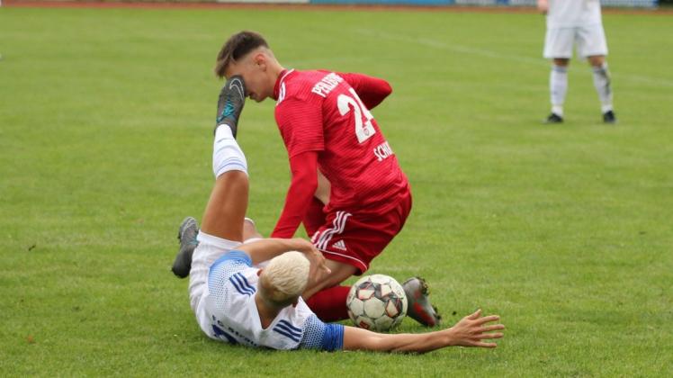 Eine schmerhafte 1:2-Heimniederlage mussten Lukas Schulze (rote Spielkleidung) und Einheit Perleberg in der Landesliga Nord gegen Strausberg hinnehmen.