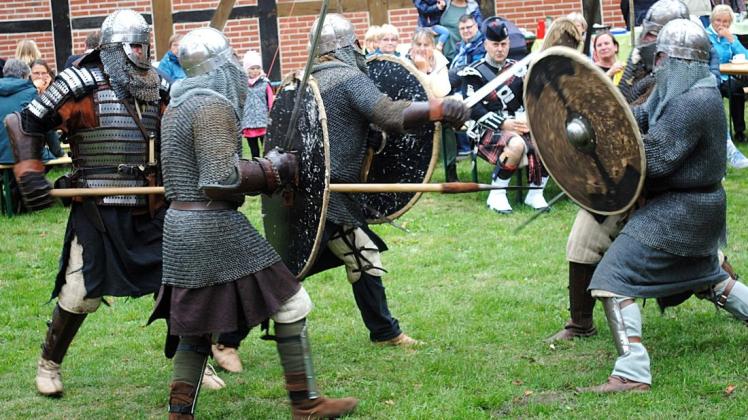 Gestandene Männer aus der Region erfreuten die Besucher des Pfarrhof-Festes in Lohmen mit mittelalterlichen Ritterkämpfen.