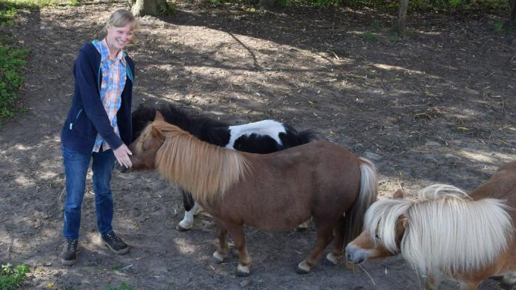 Petra Saggau vom Sturmhof in Langen Jarchow mit ihren drei Mini-Shetland-Ponys. Pferde und Urlauber sind ihr Part, um die Landwirtschaft auf dem Biohof kümmert sich ihr Mann Dirk Saggau.