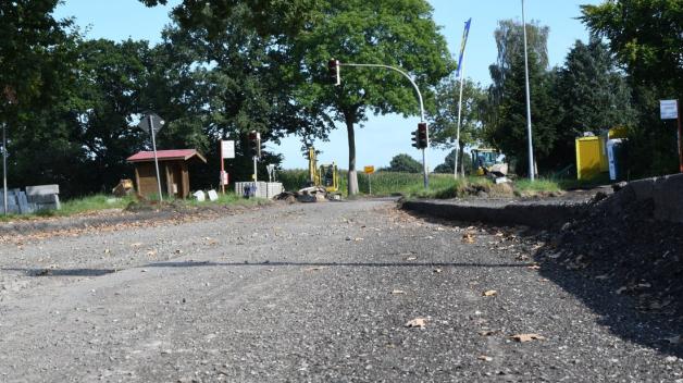 Probleme im Untergrund wurden erst festgestellt, nachdem der alte Fahrbahnbelag abgefräst worden war. Probleme im Untergrund wurden erst festgestellt, nachdem der alte Fahrbahnbelag abgefräst worden war.