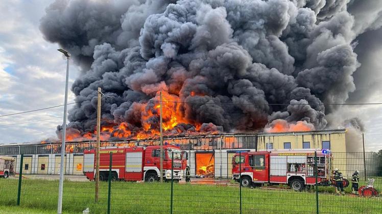 Im Rostocker Überseehafen hat es am heutigen frühen Montagabend einen Großbrand gegeben.