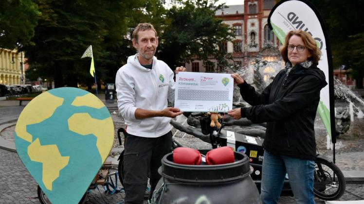 Aktivist Michael Bilharz und Kerry Zander von der Klimaschutzleitstelle der Stadt: Mindestens 3137 Rostocker sollen bis zum 1. November versuchen, CO2-Emissionen einzusparen. Aktivist Michael Bilharz und Kerry Zander von der Klimaschutzleitstelle der Stadt: Mindestens 3137 Rostocker sollen bis zum 1. November versuchen, CO2-Emissionen einzusparen.